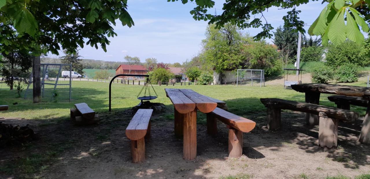 Ubytovani Na Sklepe U Prochazku Pouzdrany Bagian luar foto